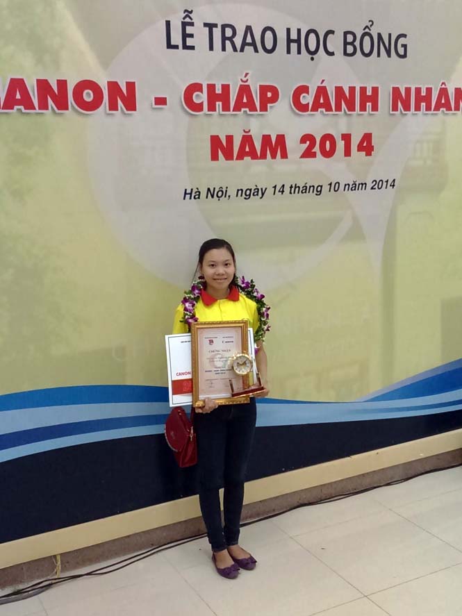 Võ Thị Quỳnh Trang nhận học bổng Canonchắp cánh nhân tài năm 2014.