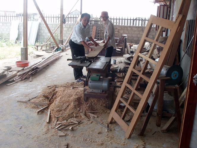 Phát triển ngành nghề, góp phần nâng cao đời sống của người dân ở nông thôn (Trong ảnh: Một cơ sở nghề mộc ở xã Cảnh Dương, Quảng Trạch).
