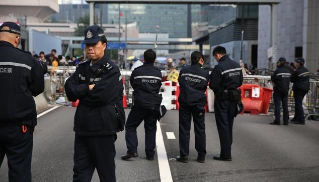 Cảnh sát Hong Kong đứng gác trước khu vực chính của người biểu tình ở khu trung tâm hành chính, ngày 9/12. (Nguồn: AFP)
