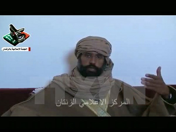Ông Saif al-Islam phát biểu tại Zintan sau khi bị bắt, ngày 20/11. (Nguồn: AFP/TTXVN)