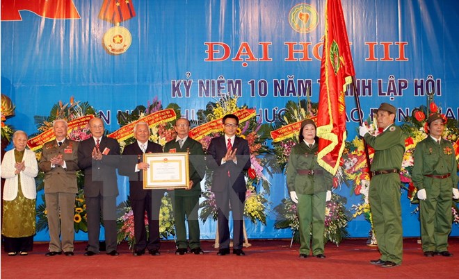 Phó Thủ tướng Vũ Đức Đam trao Huân chương Lao động hạng nhất tặng Hội Cựu Thanh niên xung phong Việt Nam. (Ảnh: Phạm Kiên/TTXVN)