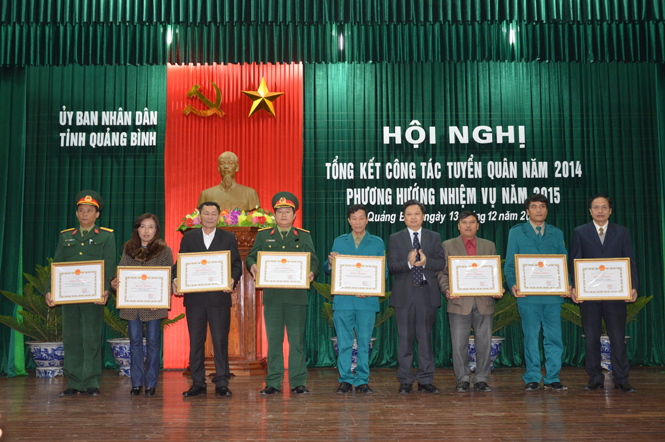 Đồng chí Nguyễn Tiến Hoàng, Phó Chủ tịch UBND tỉnh trao bằng khen cho các tập thể có thành tích xuất sắc trong công tác tuyển quân năm 2014.