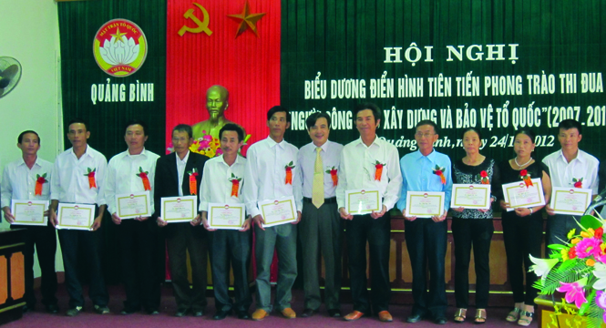 Đồng chí Lê Hùng Phi, UVTV Tỉnh ủy, Chủ tịch Ủy ban MTTQVN tỉnh trao tặng giấy khen cho các cá nhân điển hình tiên tiến trong phong trào thi đua Người Công giáo xây dựng và bảo vệ Tổ quốc.