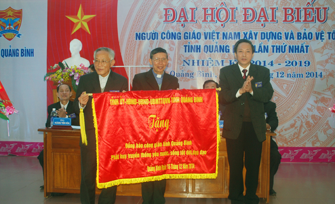 Đồng chí Hoàng Đăng Quang, Phó Bí thư Thường trực Tỉnh ủy, Trưởng đoàn đại biểu Quốc hội tỉnh, tặng bức trướng của Tỉnh ủy, HĐND, UBND, UBMTTQVN tỉnh cho đại hội.