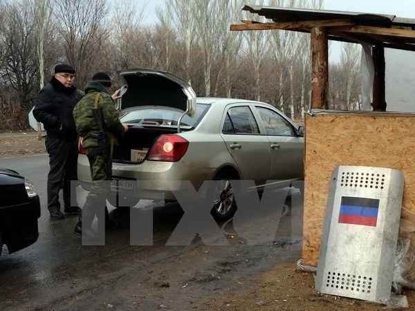 Lực lượng ly khai thuộc Cộng hòa Nhân dân Donetsk tự xưng gác tại một chốt kiểm soát ở thành phố Horlivka gần Donetsk ngày 13-12. (Nguồn: AFP/TTXVN)