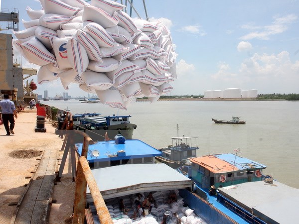 Bốc xếp mặt hàng gạo xuất khẩu sang thị trường Philippines tại cảng Nhà Bè. (Ảnh: Đình Huệ/TTXVN)