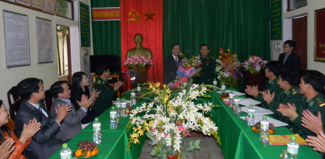 Đồng chí Trần Văn Tuân tặng hoa, quà chúc mừng Đồn Biên phòng Ngư Thuỷ nhân kỷ niệm 70 năm Ngày thành lập Quân QĐND Việt Nam và 25 năm Ngày hội Quốc phòng toàn dân.  