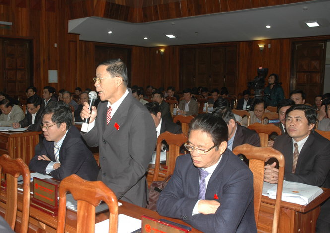 Đại biểu HĐND tỉnh chất vấn tại kỳ họp thứ 14, HĐND tỉnh khóa XVI.