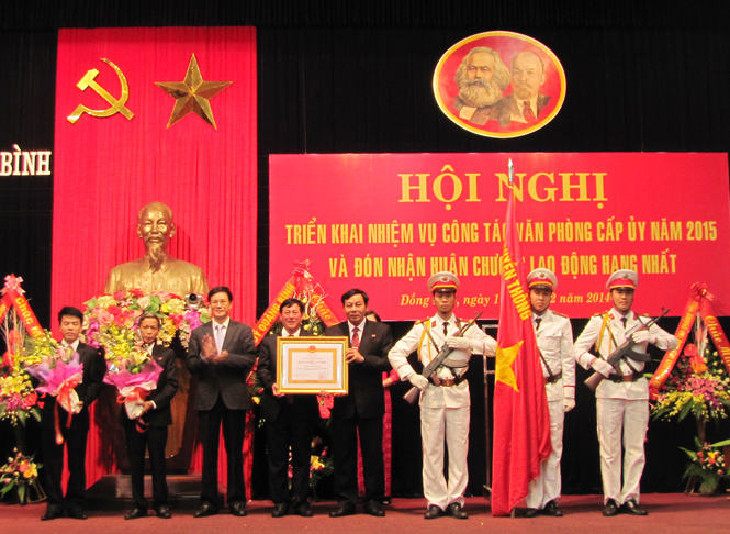 Đồng chí Lương Ngọc Bính, Ủy viên Trung ương Đảng, Bí thư Tỉnh ủy, Chủ tịch HĐND tỉnh trao Huân chương Lao động hạng Nhất cho Văn phòng Tỉnh ủy.