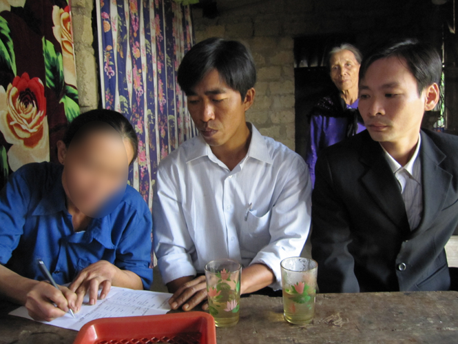 Cán bộ y tế tư vấn sức khỏe, cấp thuốc cho bệnh nhân AIDS ở huyện Lệ Thủy.