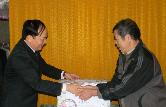 Đồng chí Trần Xuân Vinh, UVTV, Trưởng ban Tổ chức Tỉnh ủy tặng quà cho gia đình bệnh binh Lê Ngọc Điểu ở thôn Đồng Tâm, xã Nam Hóa (Tuyên Hóa).