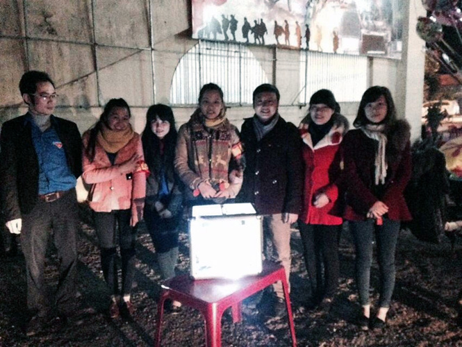 Các đoàn viên thanh niên Thị đoàn Ba Đồn đặt thùng quyên góp tại bãi giữ xe lễ kỉ niệm một năm thành lập Thị xã Ba Đồn.