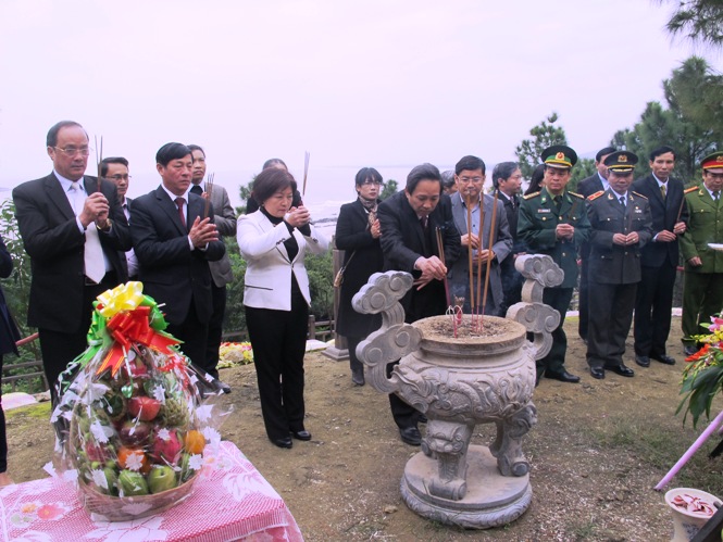  Các đồng chí lãnh đạo tỉnh dâng hương viếng mộ Đại tướng Võ Nguyên Giáp