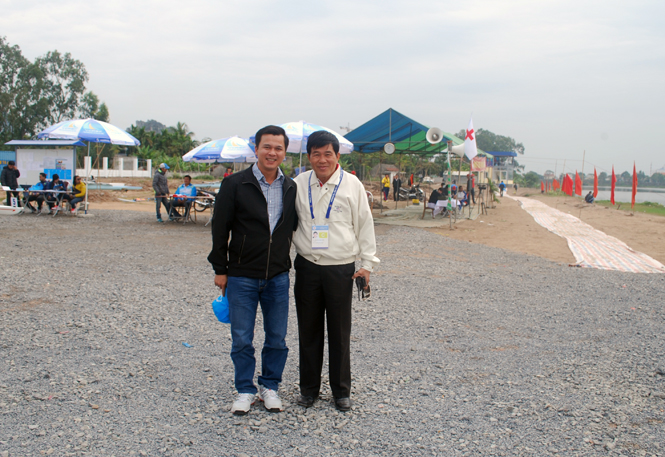 Thượng tá Nguyễn Chấn Hưng (bên phải) tại khu thể thao dưới nước Hải Phòng.