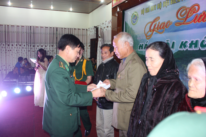 Đại tá Nguyễn Văn Phúc, Chỉ huy trưởng BĐBP Quảng Bình trao quà cho những người cao tuổi có hoàn cảnh khó khăn trên địa bàn vùng biển TP. Đồng Hới.