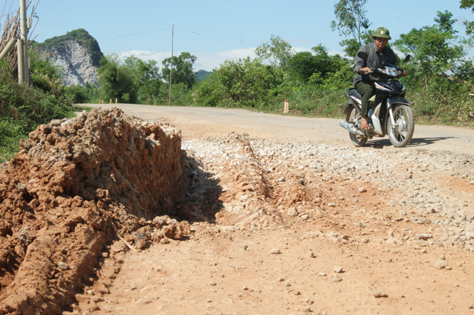Hậu quả của xe chở vật liệu thi công dự án nâng cấp, mở rộng Quốc lộ 1 chở quá trọng tải quy định đã gây hư hỏng, xuống cấp nhiều tuyến đường trên địa bàn huyện Quảng Ninh.