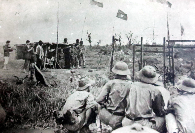 Đoàn văn công Quảng Bình biểu diễn tại chốt An Lộng, Quảng Trị năm 1974, giữa hai bên chiến tuyến ta và địch.