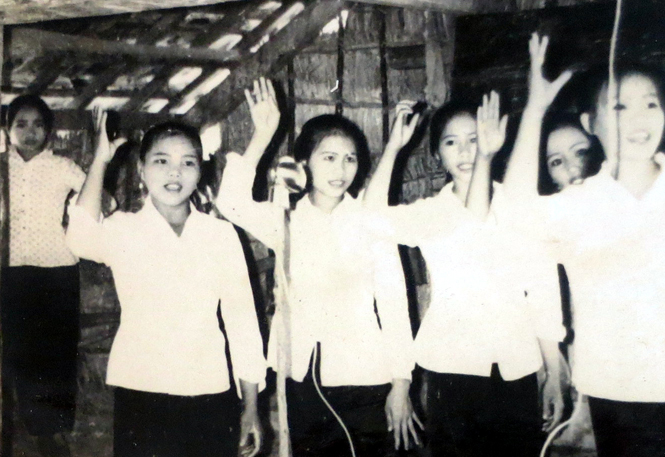 Đội văn nghệ xã Thanh Thủy (Lệ Thủy) biểu diễn phục vụ đồng bào K15 trong nhà hầm vào tháng 6 năm 1972.