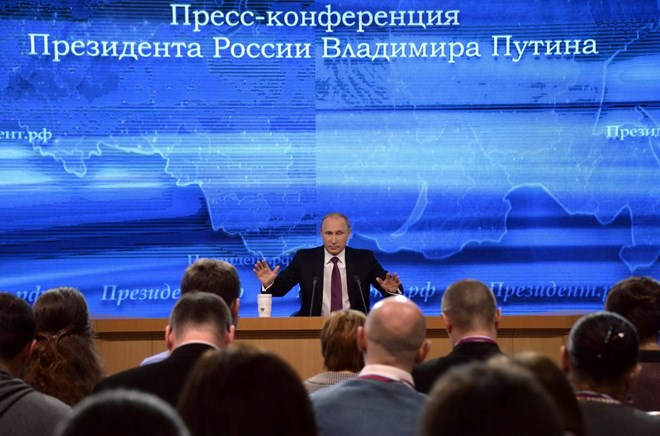 Tổng thống Nga Vladimir Putin trả lời trong cuộc họp báo thường niên lần thứ 10. (Nguồn: THX/TTXVN)