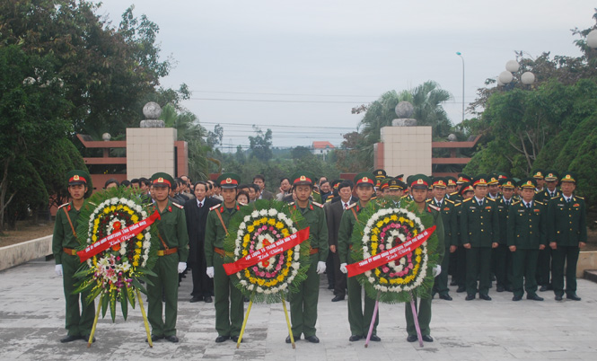 Các đồng chí lãnh đạo tỉnh dâng hương và đặt vòng hoa viếng các Anh hùng, liệt sĩ tại Nghĩa trang Ba Dốc.