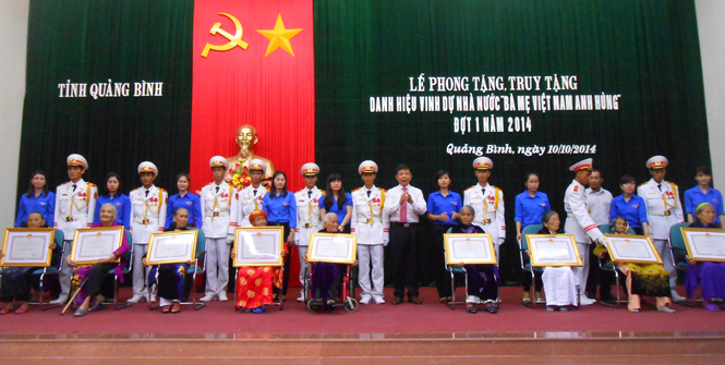 Lễ phong tặng danh hiệu Mẹ Việt Nam anh hùng đợt I, tháng 10-2014.