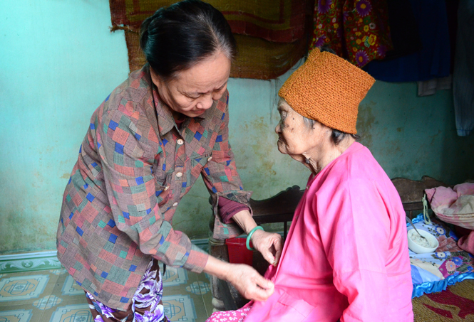Ở tuổi 103, mẹ VNAH Nguyễn Thị Gìn đang được sống trong sự quan tâm, chăm sóc tận tình của con cháu.