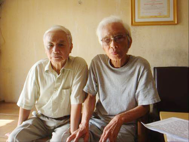 Ông Nguyễn Văn Phầu (phải) và thạc sĩ Nguyễn Bá Sinh.