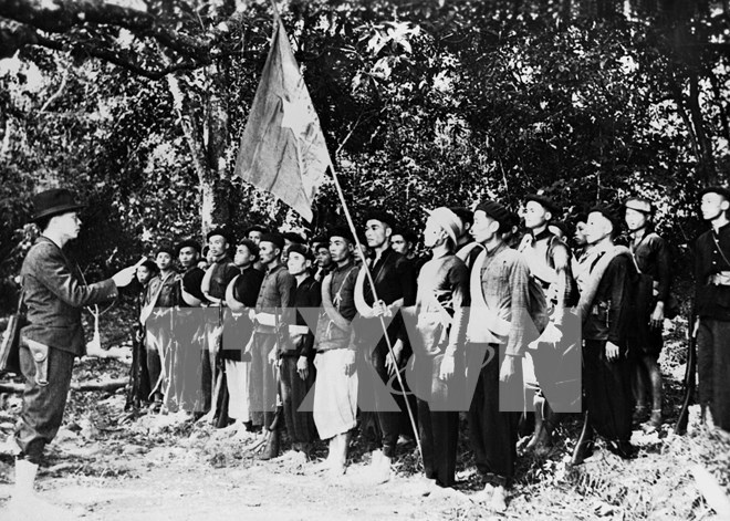 Đội Việt Nam tuyên truyền giải phóng quân làm lễ thành lập. (Nguồn: Ảnh tư liệu TTXVN)