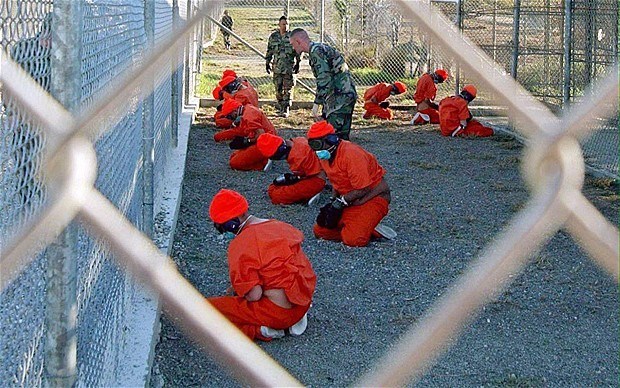 Quân nhân Mỹ thẩm vấn tù nhân tại nhà tù Guantanamo. (Nguồn: EPA)