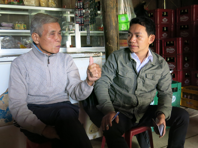Ông Trần Xuân Lài kể lại chuyện ở nhà tù Phú Quốc với phóng viên.