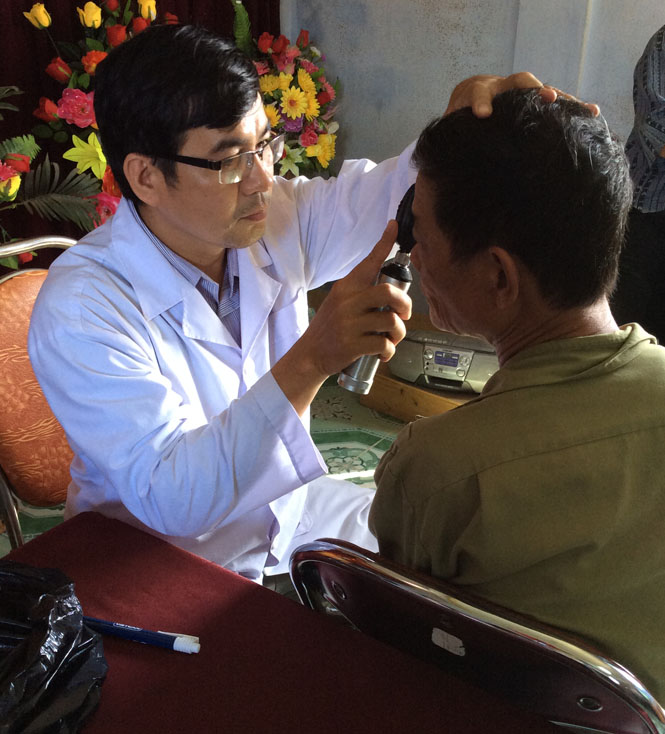 Cán bộ y tế Trung tâm phòng chống bệnh xã hội tỉnh đang khám, sàng lọc các bệnh về mắt cho người dân.