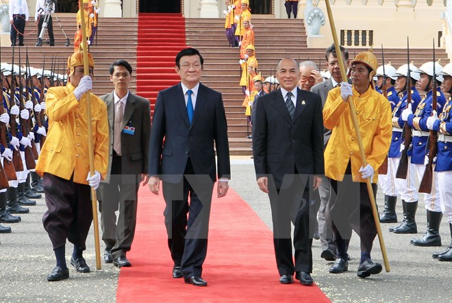 Quốc vương Norodom Sihamoni đón Chủ tịch nước Trương Tấn Sang. (Ảnh: Nguyễn Khang/TTXVN)