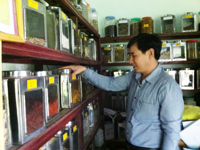 Thầy thuốc Nguyễn Văn Kiên luôn trau dồi, học hỏi, nghiên cứu các phương pháp chữa bệnh có hiệu quả.