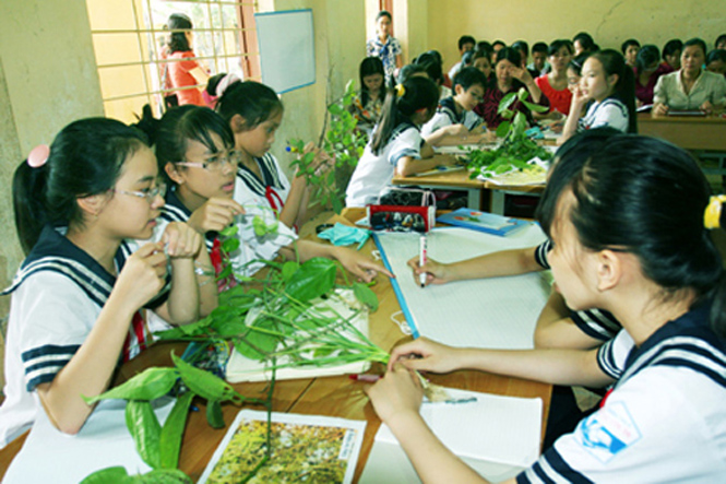 Học sinh tiểu học học theo phương pháp “Bàn tay nặn bột”. Ảnh: giaoducthoidai.vn