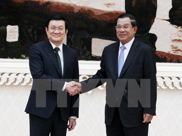 Chủ tịch nước Trương Tấn Sang gặp Thủ tướng Vương quốc Campuchia Hun Sen. (Ảnh: Nguyễn Khang/TTXVN)