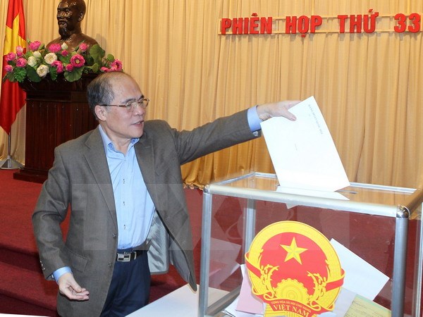 Chủ tịch Quốc hội Nguyễn Sinh Hùng, Bí thư Đảng đoàn Quốc hội bỏ phiếu tín nhiệm. (Ảnh: Nhan Sáng/TTXVN)