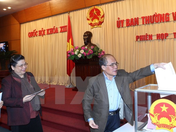Chủ tịch Quốc hội Nguyễn Sinh Hùng, Bí thư Đảng đoàn Quốc hội bỏ phiếu. (Ảnh: Nhan Sáng/TTXVN)