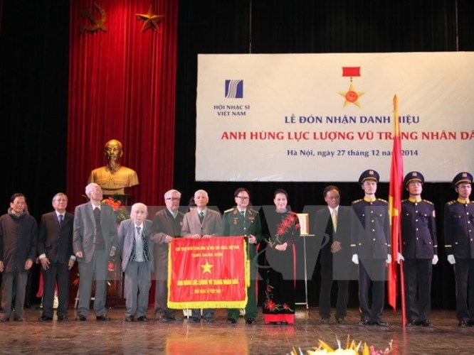Phó Chủ tịch Quốc hội Nguyễn Thị Kim Ngân trao tặng danh hiệu Anh hùng Lực lượng vũ trang nhân dân cho Hội nhạc sỹ Việt Nam. (Ảnh: Minh Đức/TTXVN)