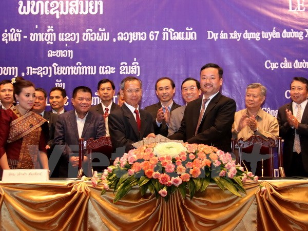 Lễ ký giữa Vụ cầu đường của Lào với Công ty TNHH Xây dựng Chitchareun. (Ảnh: Hoàng Chương/Vietnam+)