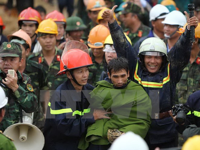 Giải cứu thành công nạn nhân vụ sập hầm thủy điện ở Lâm Đồng. (Ảnh: Dương Giang/TTXVN)