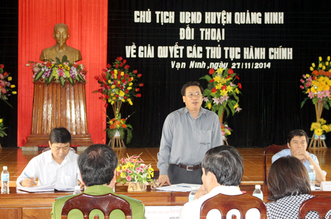 Chủ tịch UBND huyện Quảng Ninh Nguyễn Viết Ánh trả lời thẳng thắn, chân tình trước nhân dân.