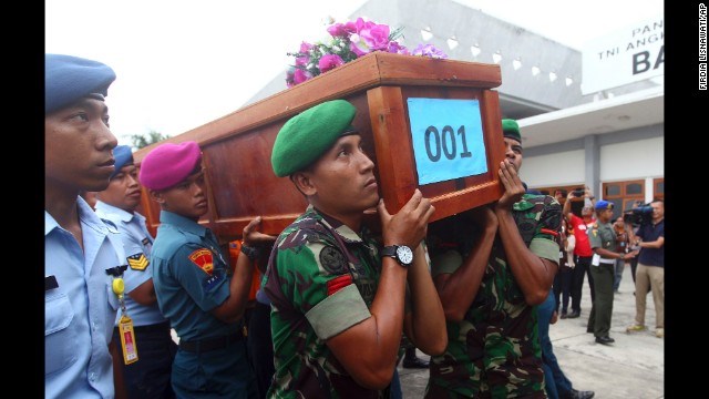 Xác nạn nhân QZ8501 đầu tiên được đưa tới Surabaya (Nguồn: CNN)