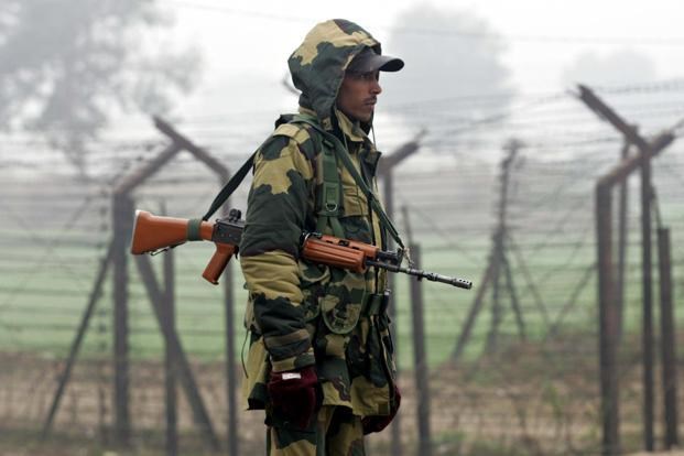 Binh sỹ Ấn Độ đứng gác ở đường biên giới với Pakistan. (Nguồn: AFP)