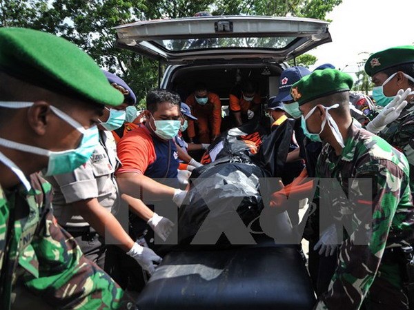 Lực lượng cứu hộ Indonesia chuyển thi thể nạn nhân máy bay QZ8501 từ Biển Java về Pangkalan Bun ngày 1-1-2015. (Nguồn: THX/TTXVN)