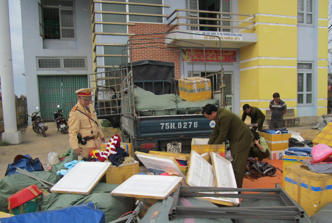 Lực lượng CSGT Công an tỉnh kiểm tra hàng hóa được vận chuyển trên xe