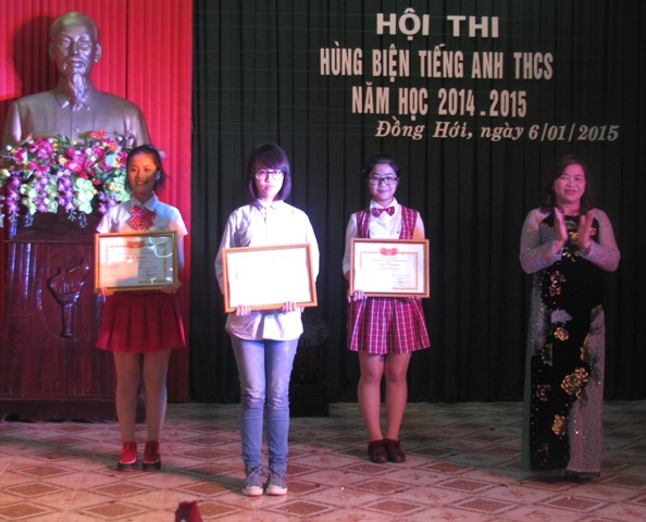 Lãnh đạo Phòng GD-ĐT TP.Đồng Hới trao giải nhất và hai giải nhì cho ba thí sinh xuất sắc tại hội thi.	