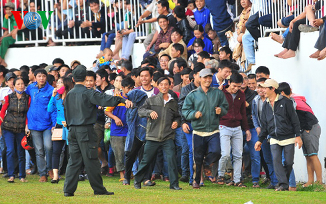 Khán giả tràn xuống sân Pleiku trong trận đấu HAGL - Khánh Hòa. (Ảnh: Minh Hoàng)
