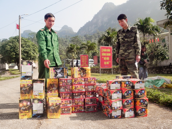 Số pháo lậu của hai anh em ruột Hùng và Thành bị lực lượng biên phòng bắt giữ ngày 30-12-2014.