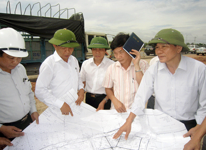 Ông Phạm Văn Năm-Trưởng Ban quản lý khu kinh tế tỉnh (ngoài cùng bên phải) tháp tùng đồng chí Chủ tịch UBND tỉnh kiểm tra Khu kinh tế Hòn La.