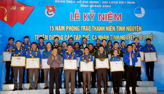 Đồng chí Trần Tiến Dũng, TUV, Phó Chủ tịch UBND tỉnh trao bằng khen cho các tập thể và cá nhân có thành tích xuất sắc trong phong trào thanh niên tình nguyện.